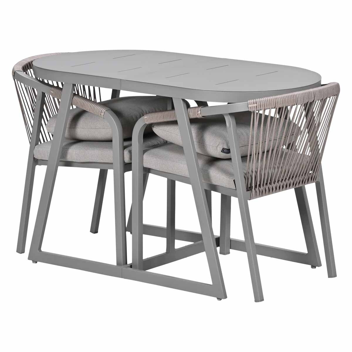 Grijze ovale tafel met twee stoelen, gestoffeerde zitplaatsen en touwrugleuningen.