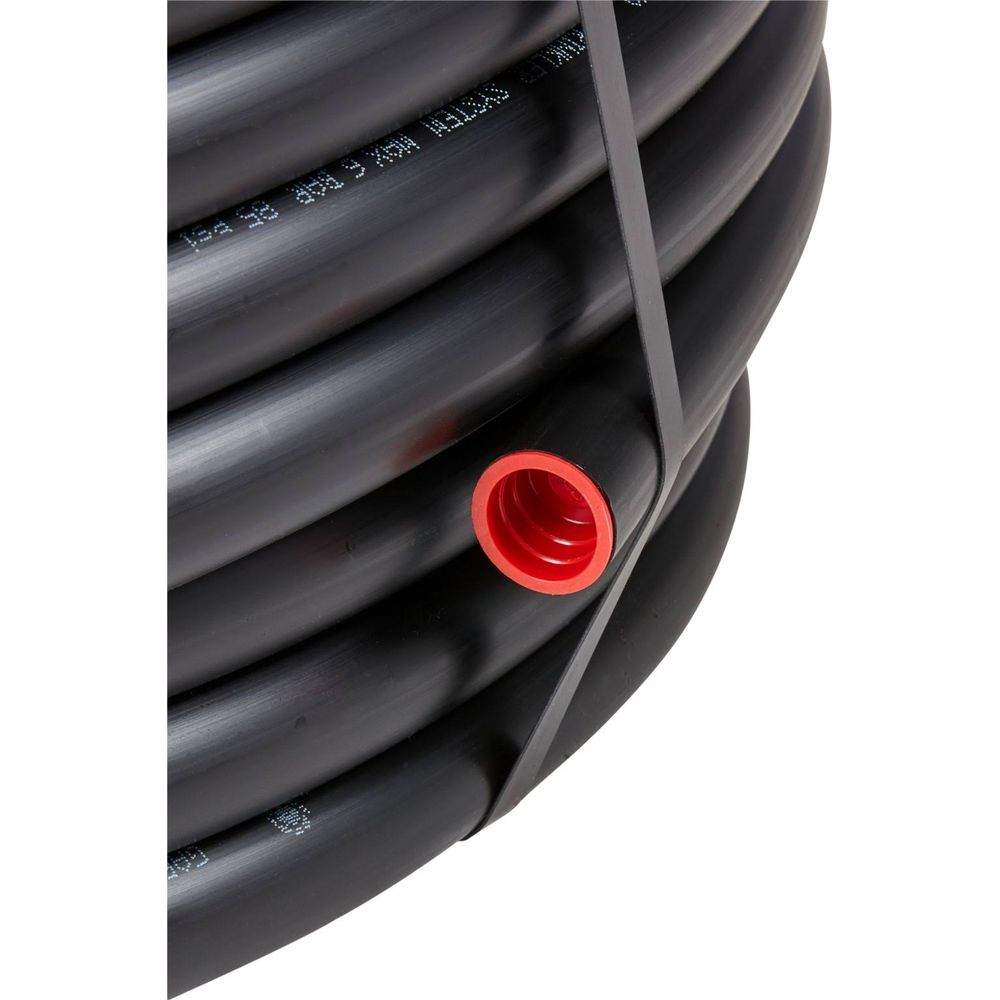 Czarny wąż zwinięty, z czerwoną nakładką na końcu.