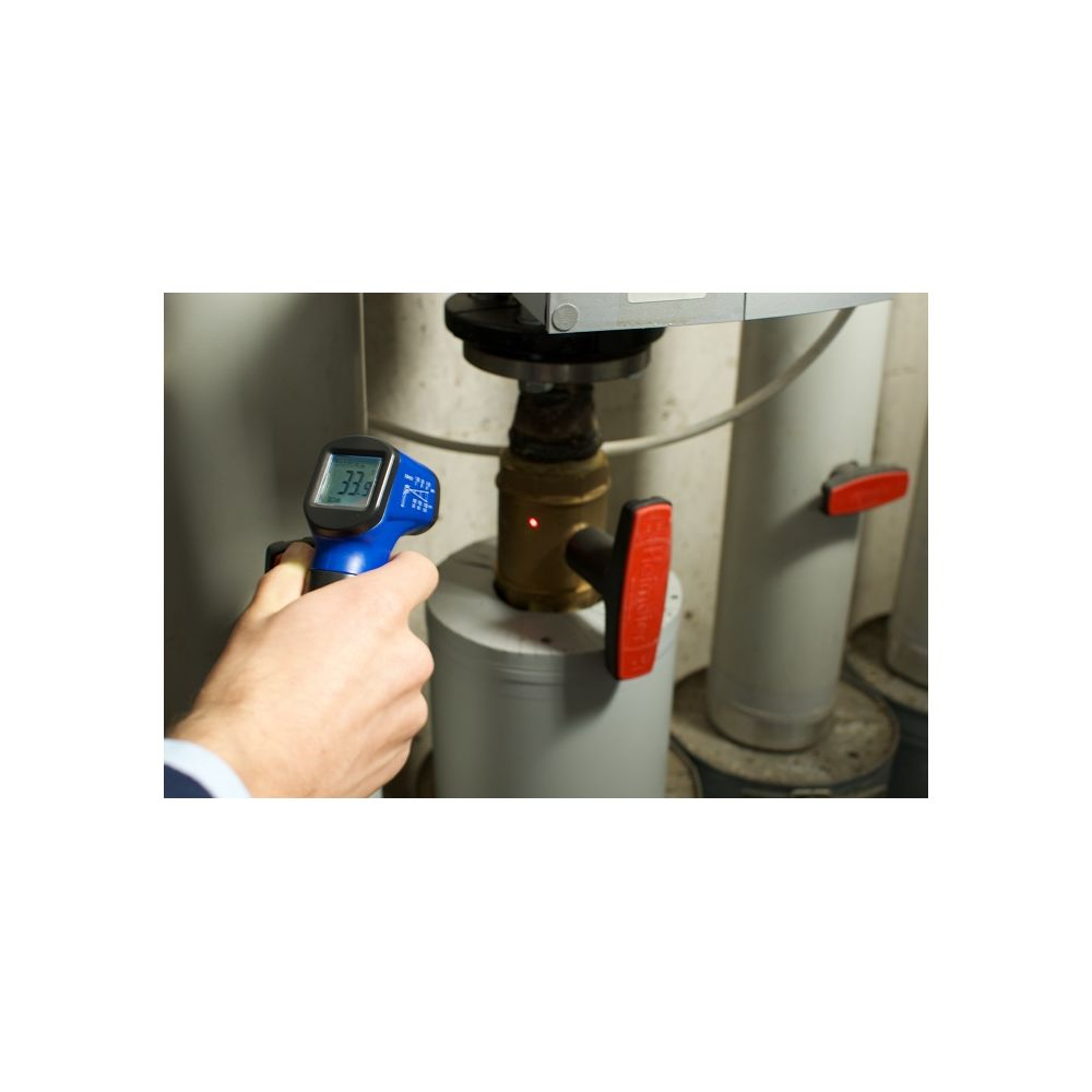 Person misst mit Infrarot-Thermometer die Temperatur eines Rohrs mit rotem Hebel.