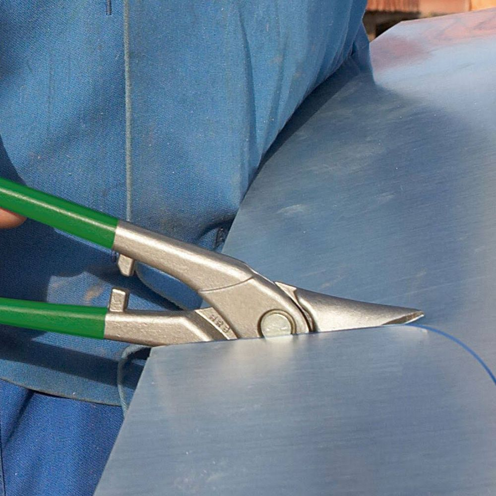 Eine Person in blauer Kleidung schneidet mit einer grünen Zange Metall.
