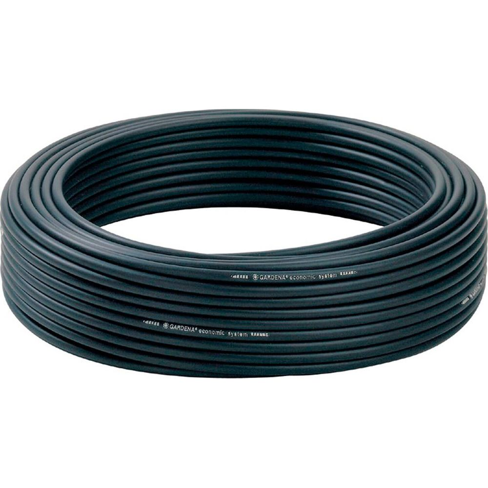 Czarny wąż ogrodowy zwinięty, z napisem Gardena.