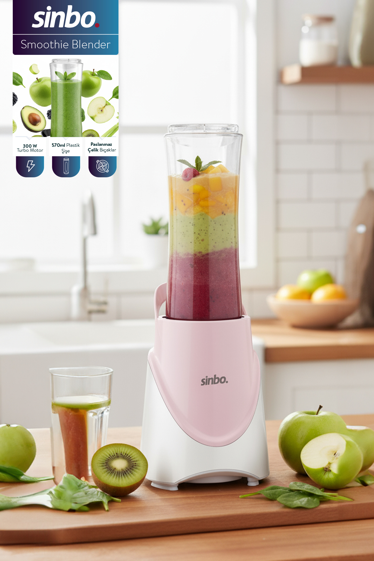 Pembe ve beyaz smoothie blender, bardakta katmanlı smoothie. Yanında elma ve kivi.