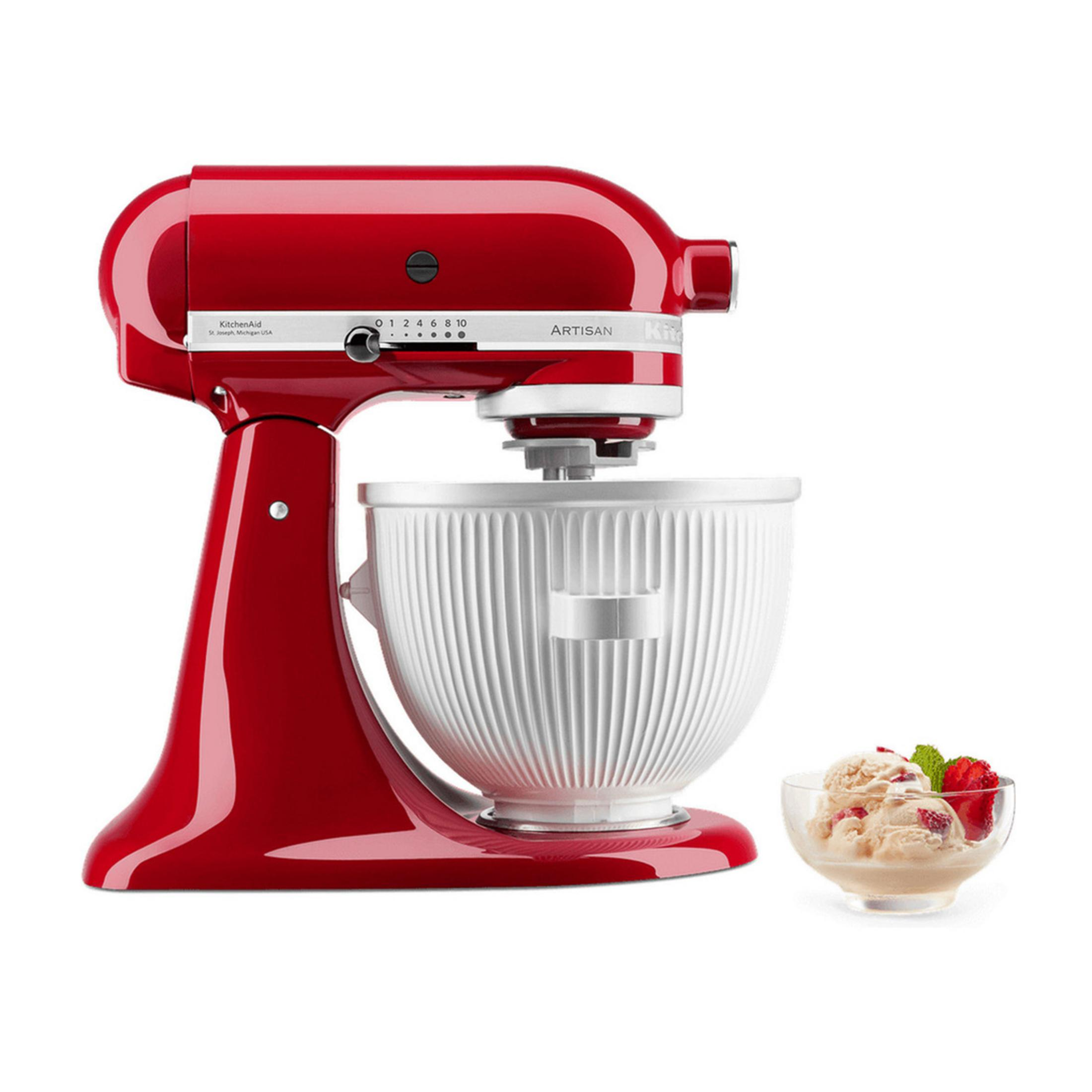 Rote Küchenmaschine mit weißer Schüssel, daneben eine Schale Eiscreme mit Früchten.