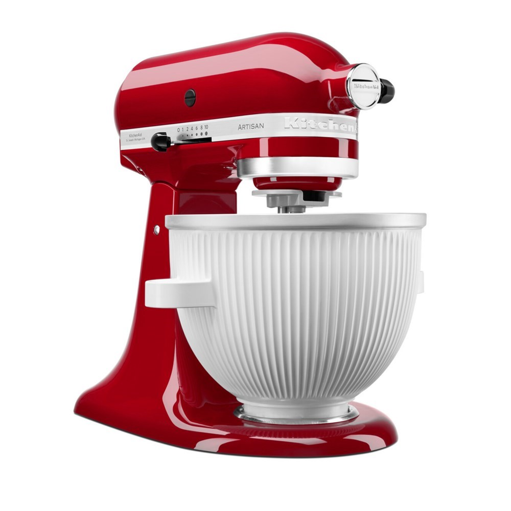 Ein roter KitchenAid-Standmixer mit einem weißen Eisbereiter-Aufsatz.