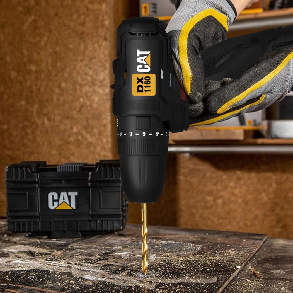 Eldivenli bir el, matkap uçlu siyah bir CAT matkap tutuyor.