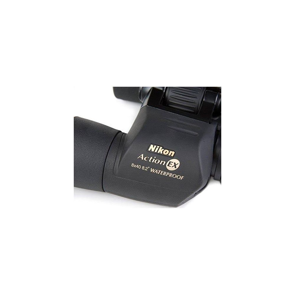 Un primo piano di un binocolo nero Nikon Action EX 8x40 8.2° WATERPROOF su sfondo bianco.