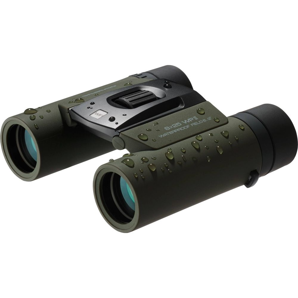 Binocolo verde impermeabile con gocce d'acqua su lenti e corpo.