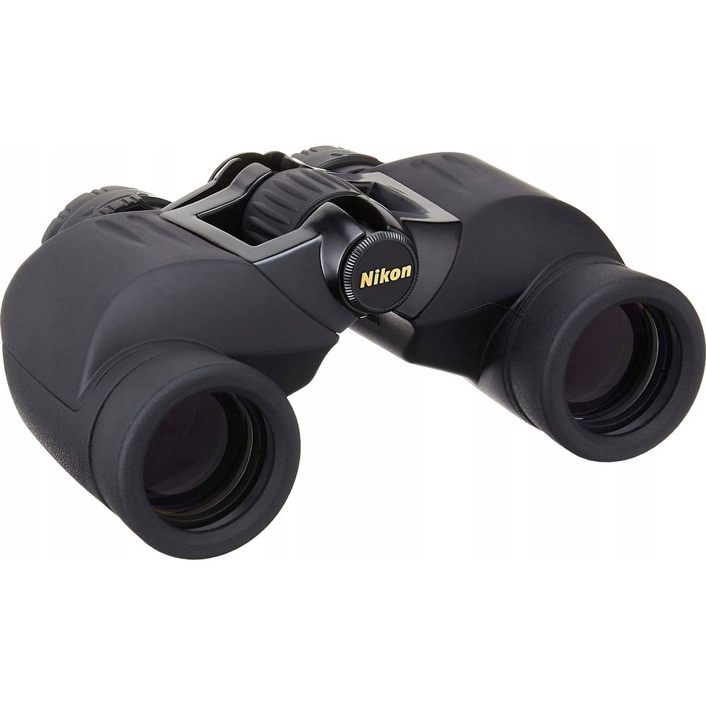 Binocolo Nikon nero con ghiera di messa a fuoco e lenti, su sfondo bianco.