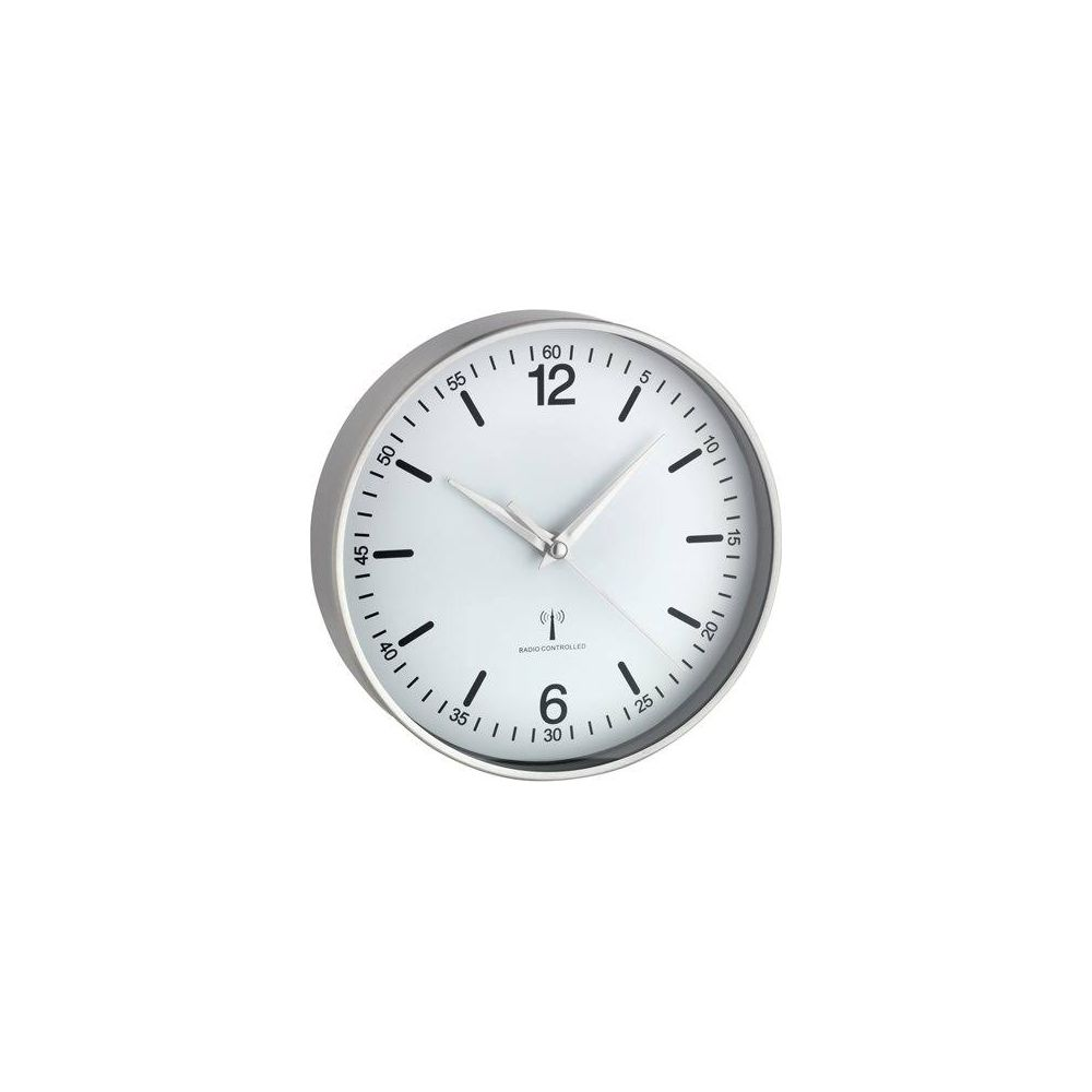 Eine weiße Wanduhr mit silbernem Rahmen und schwarzen Zahlen.