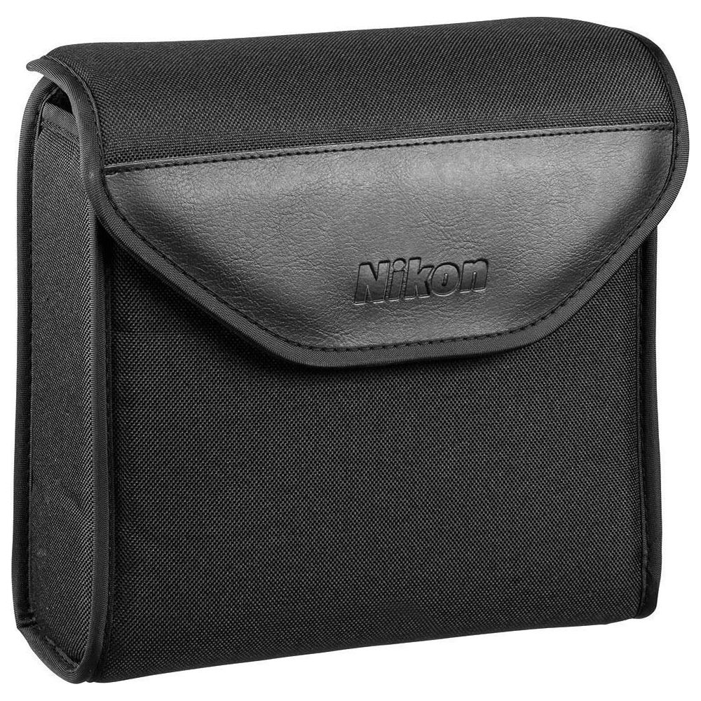 Bolso negro Nikon con solapa de cuero y logo en relieve.