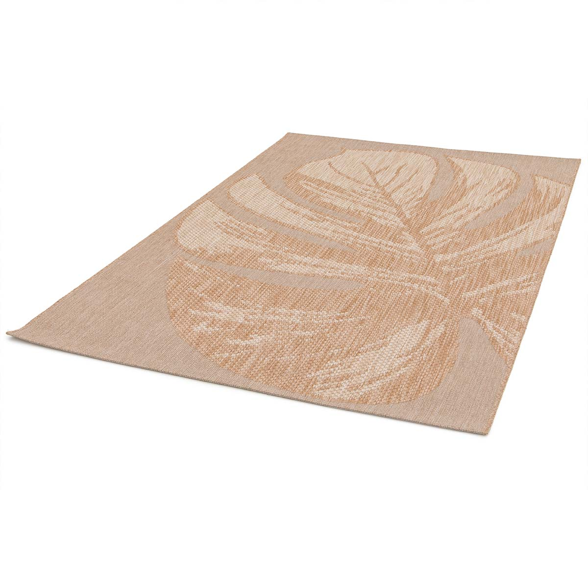 Een beige vloerkleed met een groot, lichter bladerpatroon.
