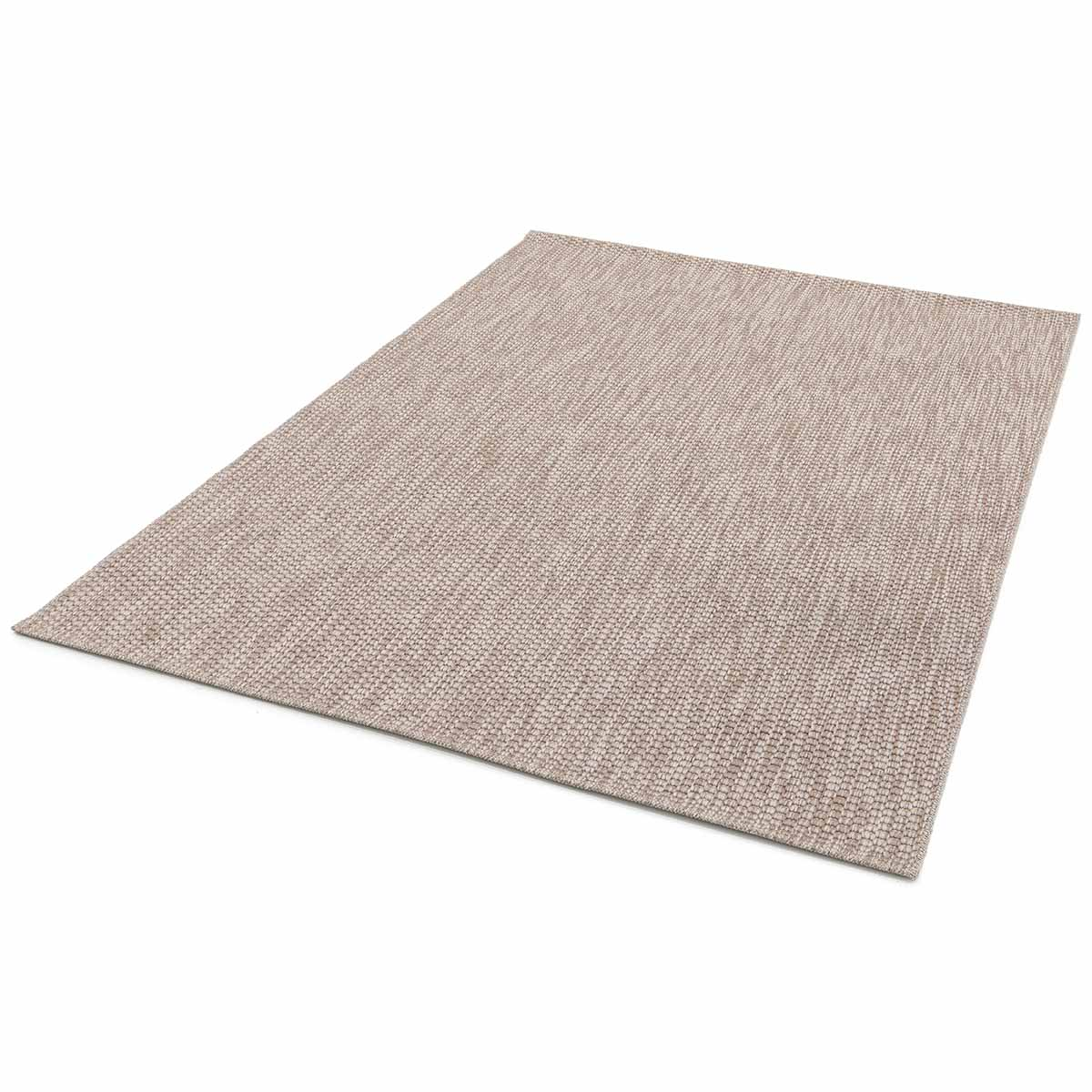 Een beige getextureerd vloerkleed ligt op een witte achtergrond.