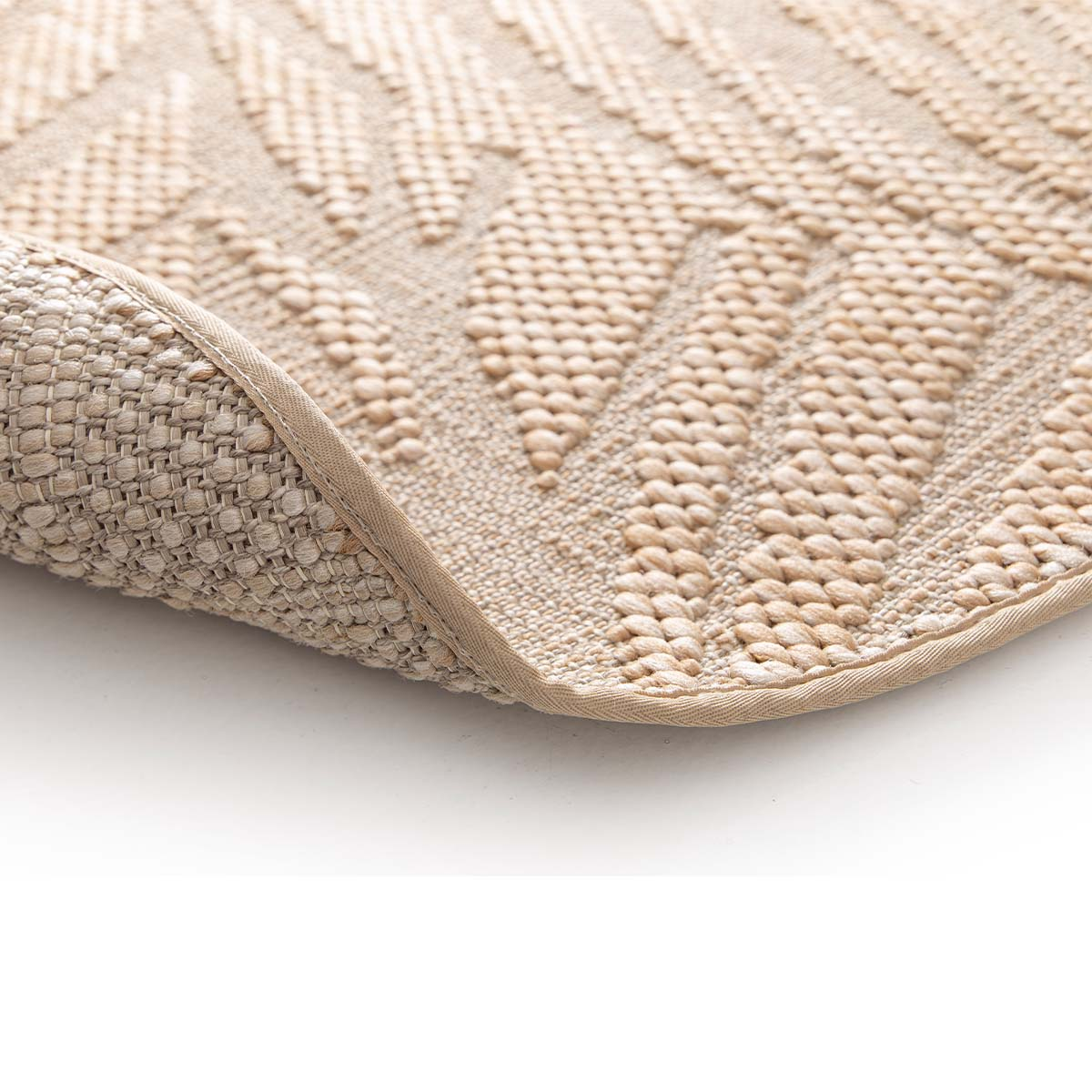 Beige vloerkleed met zigzagpatroon en getextureerde opstaande lijnen.