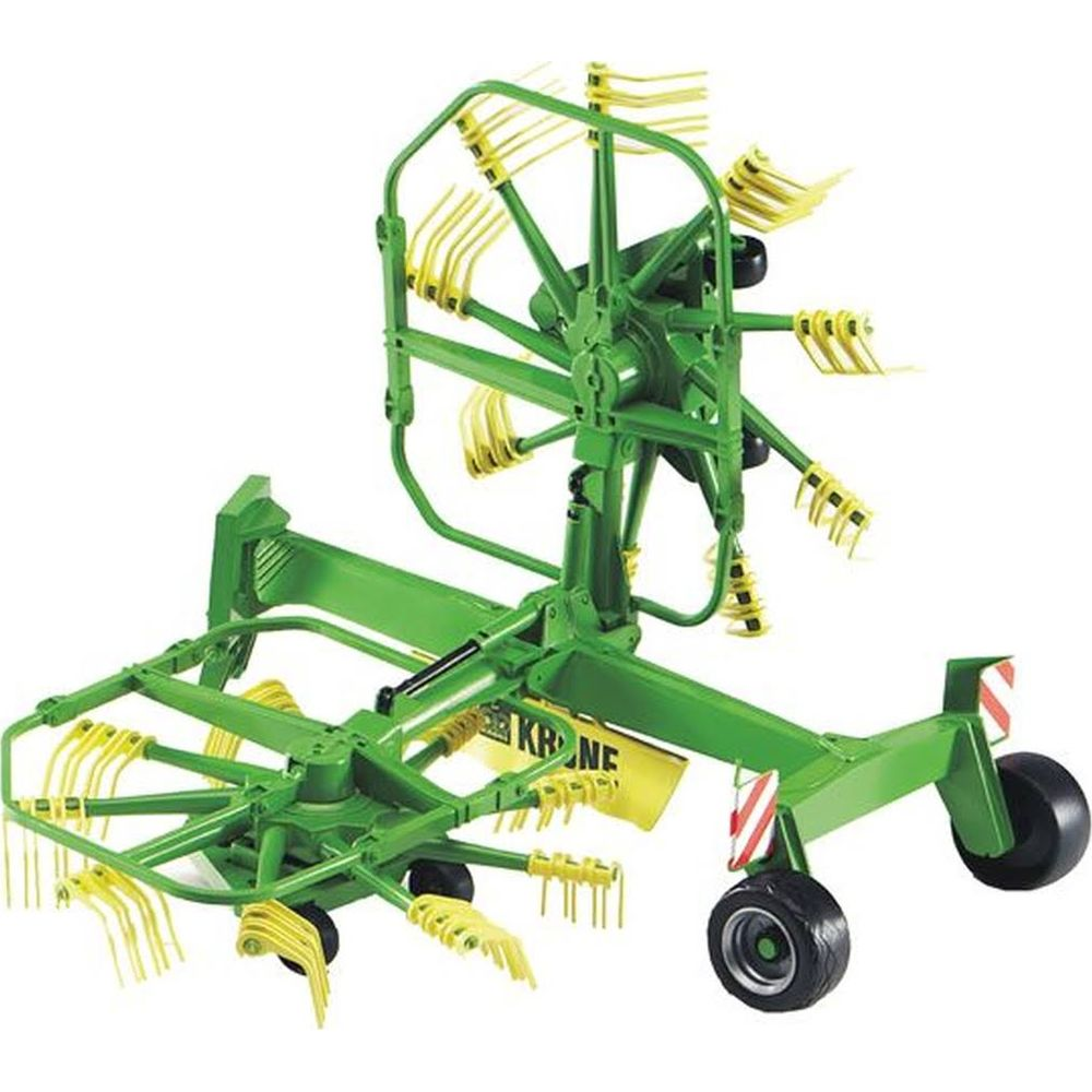 Zielona zgrabiarka do siana z żółtymi zębami i kołami, na białym tle.