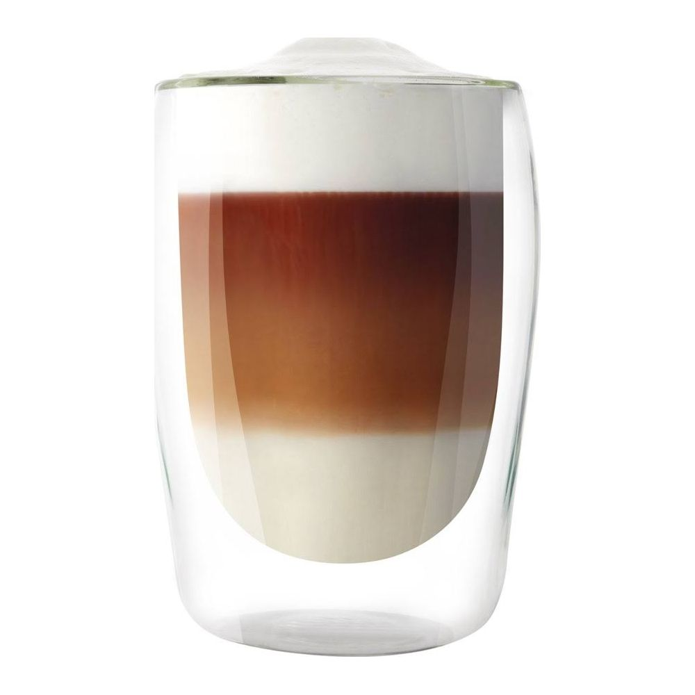 Ein Glas Latte Macchiato mit Milch, Espresso und Schaum in Schichten.