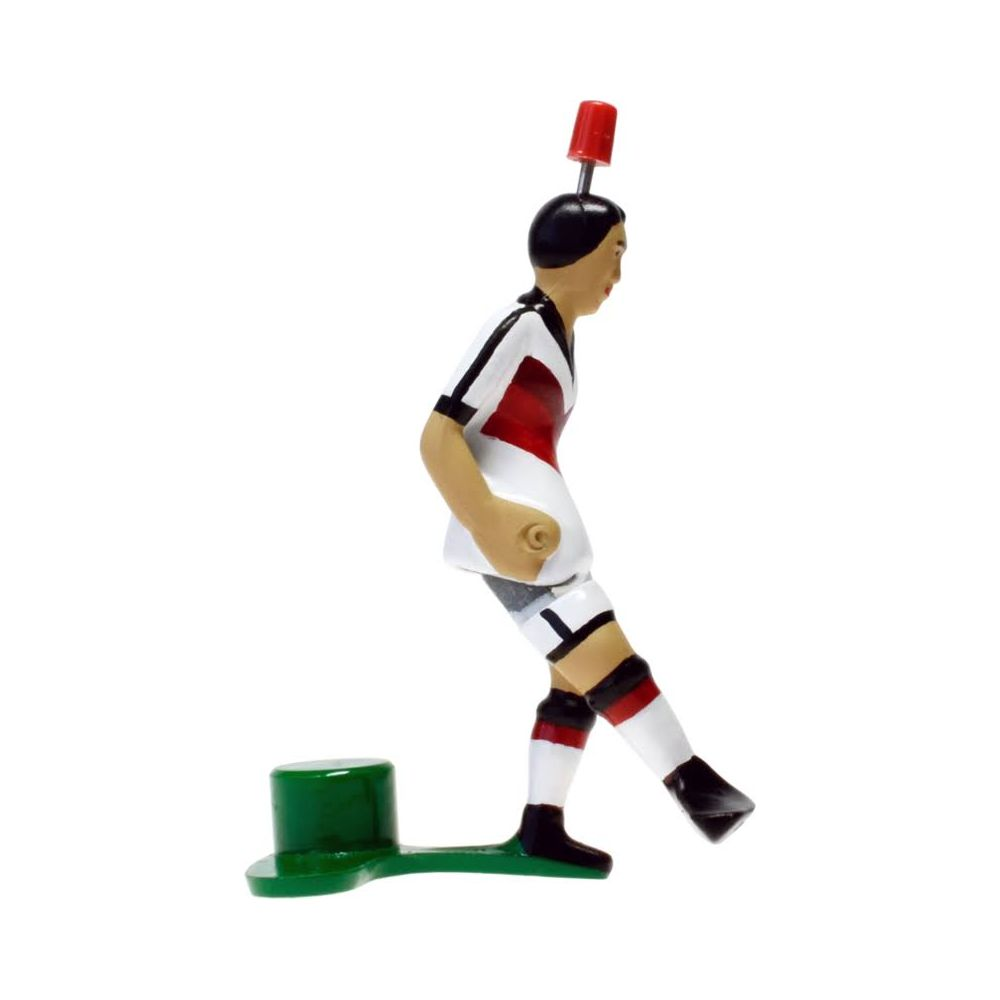 Fußballfigur in Weiß und Rot mit schwarzem Haar und rotem Hut.