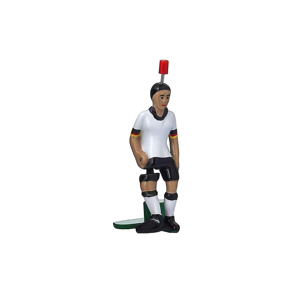 Fußballfigur mit weißem Trikot, schwarzen Hosen und roter Kappe auf dem Kopf.