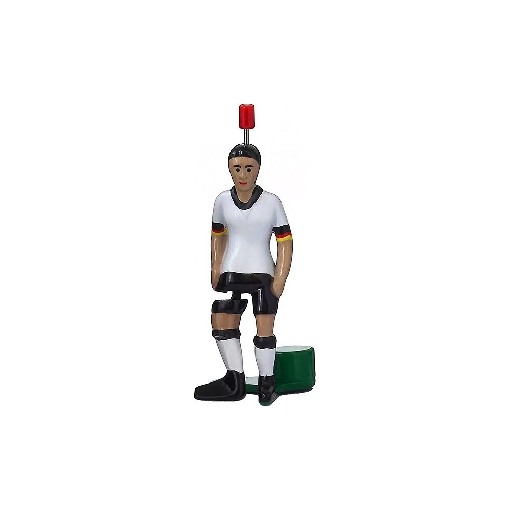 Fußballfigur in Deutschland-Trikot mit rotem Stab auf grünem Sockel.