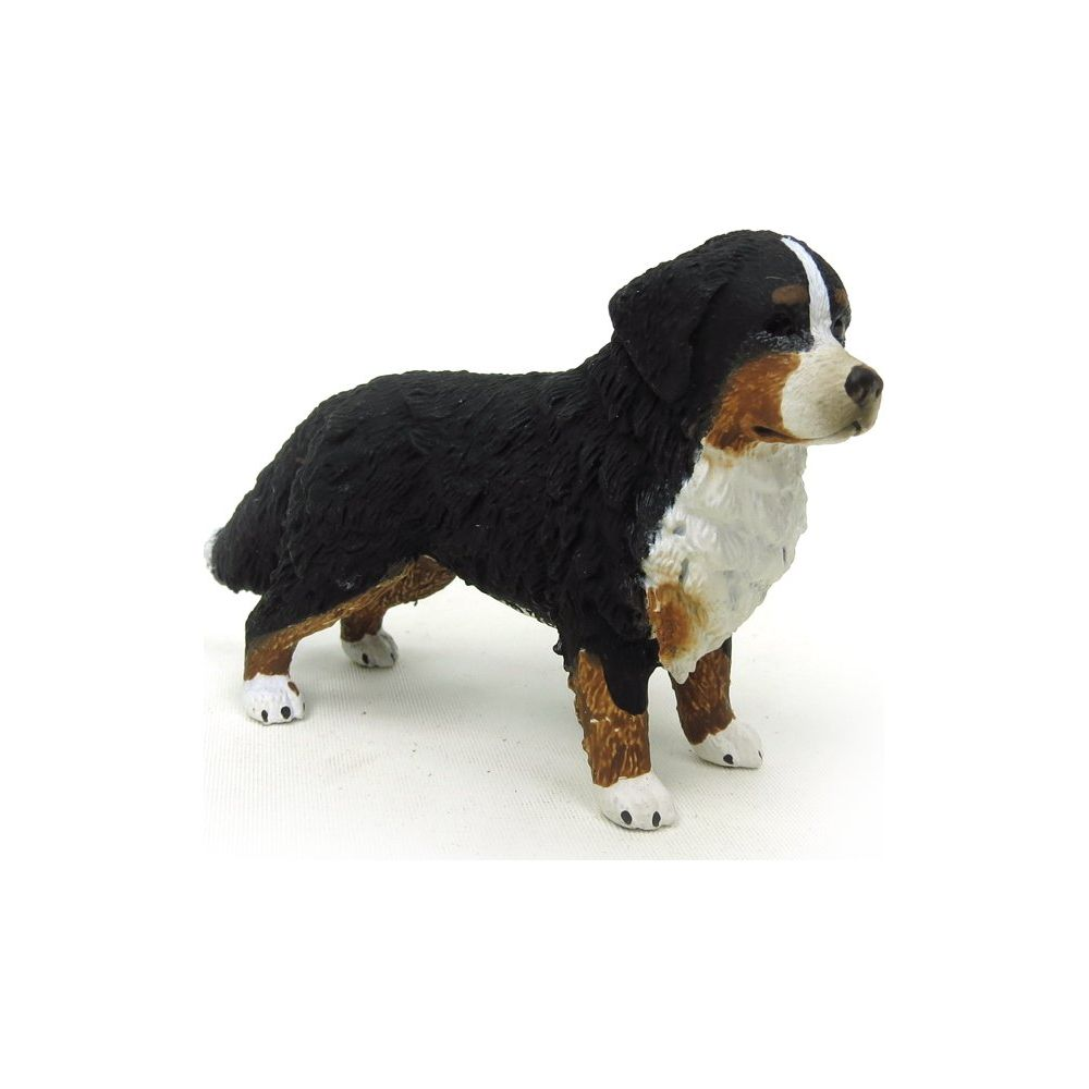 Zabawkowy pies pasterski z Berna z czarną, białą i brązową sierścią.