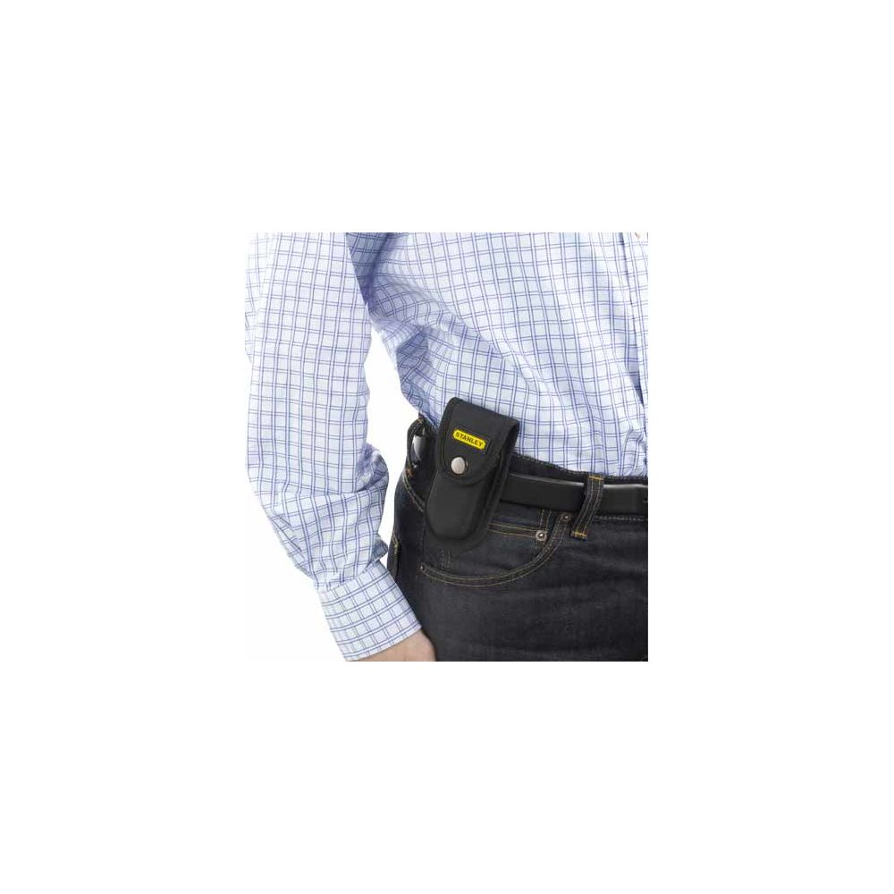 Ein Mann trägt eine schwarze Werkzeugtasche am Gürtel über seiner Jeans.