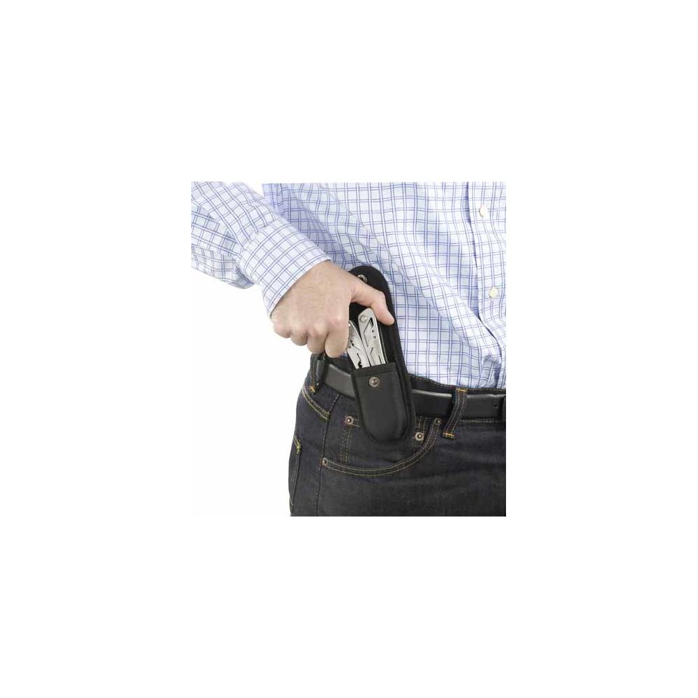 Ein Mann in einem karierten Hemd steckt ein Multitool in eine Gürteltasche.