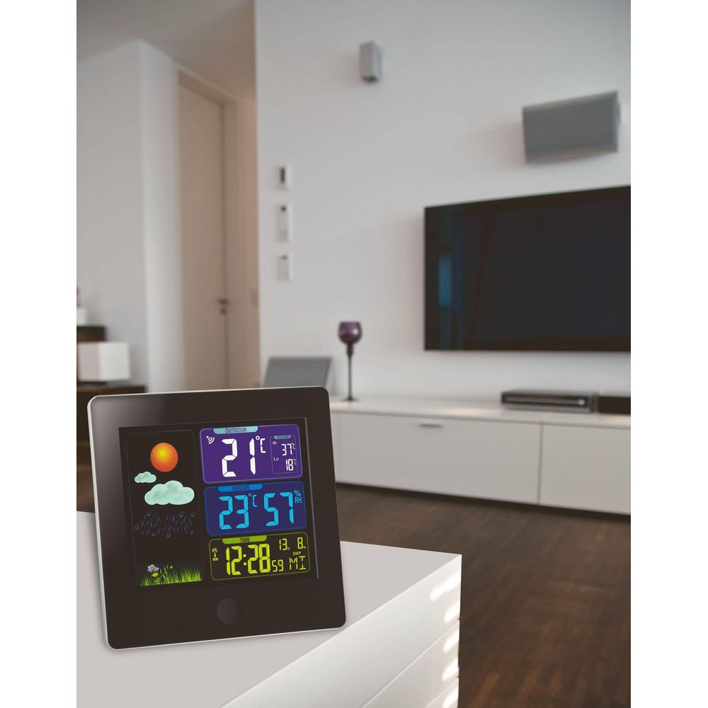 Wyświetlacz stacji pogodowej pokazuje temperaturę zewnętrzną, czas i datę.