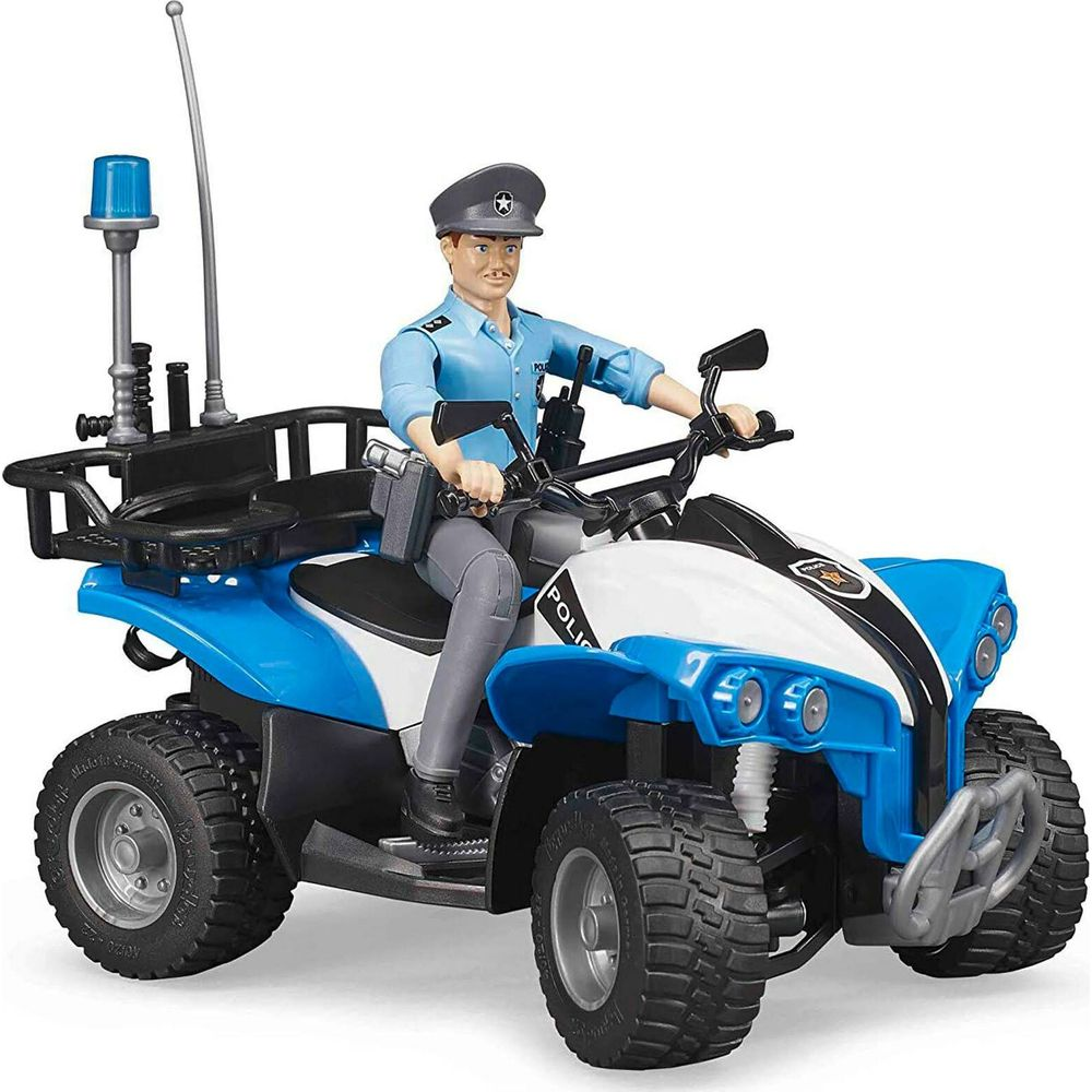 Policjant siedzi na niebiesko-białym quadzie z niebieskim światłem i anteną.