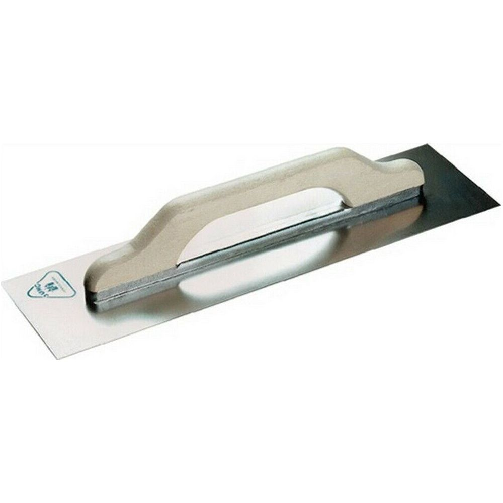Ein Metallglätter mit hellem Holzgriff auf weißem Hintergrund.