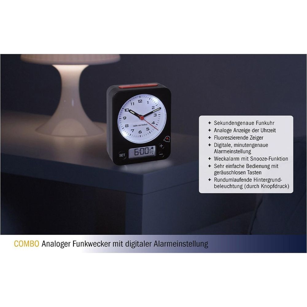 Ein schwarzer Funkwecker mit analoger und digitaler Anzeige steht auf einem Nachttisch.