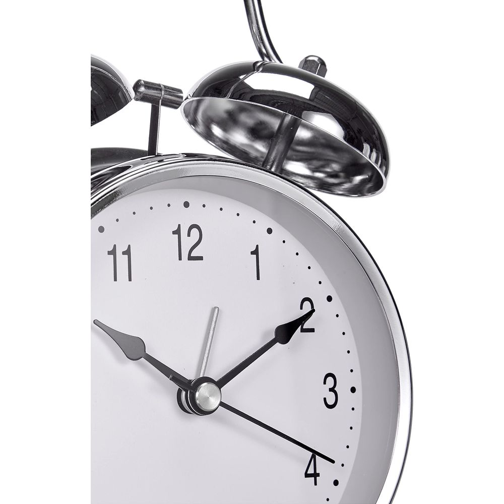 Srebrny budzik z dwoma dzwonkami na górze i białą tarczą.