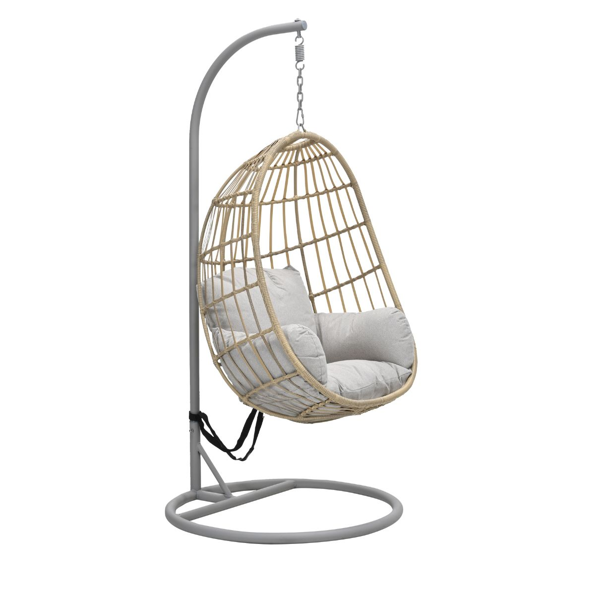 Een hangende mand stoel met lichtgrijze kussens op een standaard.