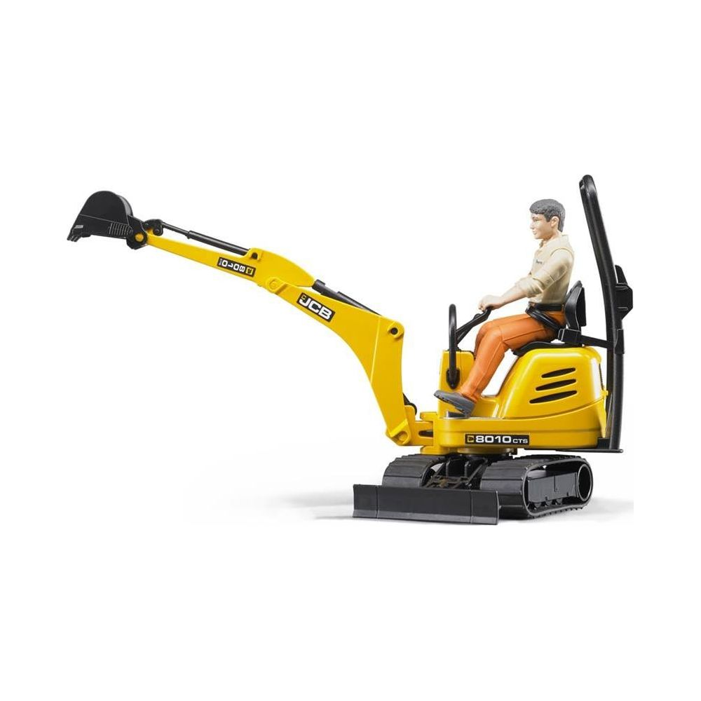 Żółta minikoparka z kierowcą siedzącym na siedzeniu.