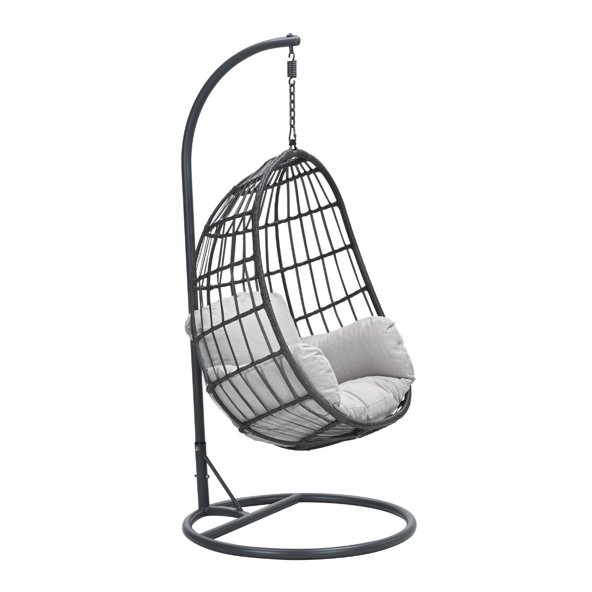 Een zwarte hangende eierschaalstoel met grijze kussens op een metalen standaard.