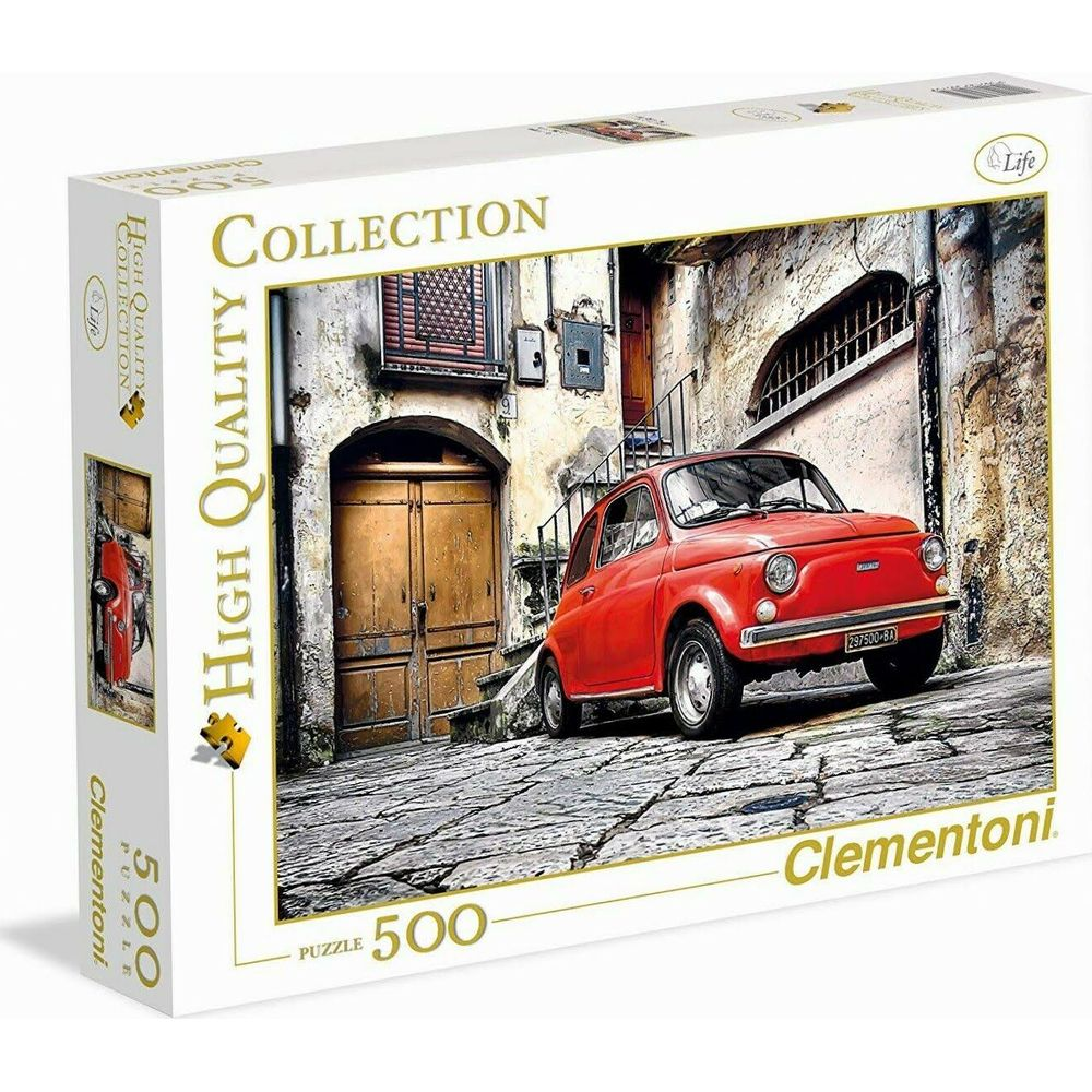 Czerwony Fiat 500 zaparkowany na brukowanej ulicy przed starą kamienicą.