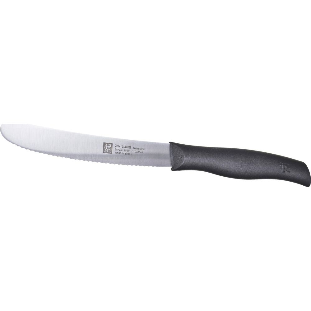 Ostry nóż kuchenny z ząbkowanym ostrzem i czarną rączką.