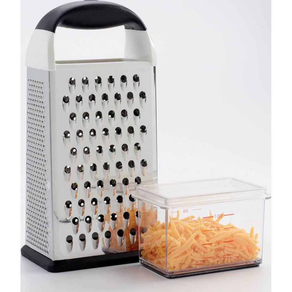 Tarka z czarną rączką obok pojemnika z tartym serem.