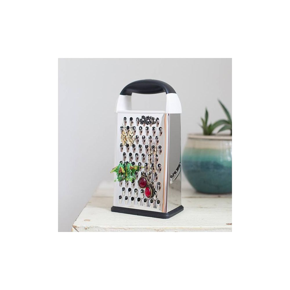 Tarka jako uchwyt na biżuterię ze złotym wisiorkiem, zielonymi koralikami.