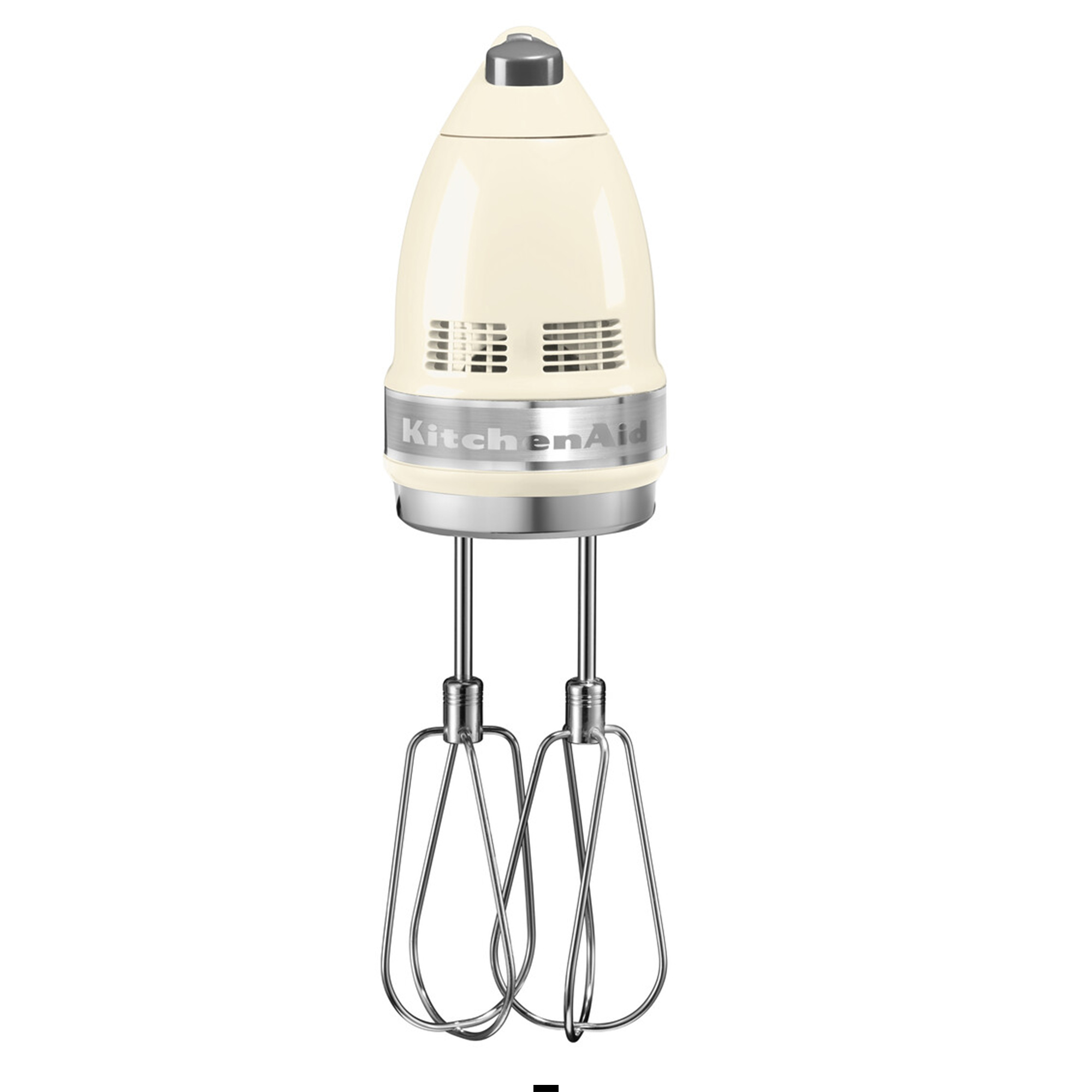 Batidora de mano KitchenAid color crema con dos varillas plateadas.