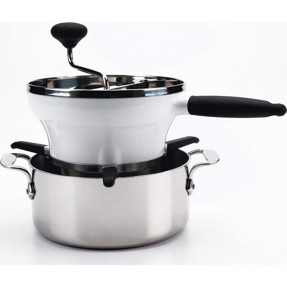 Un passaverdure bianco con manico nero poggia su una pentola in acciaio inox.