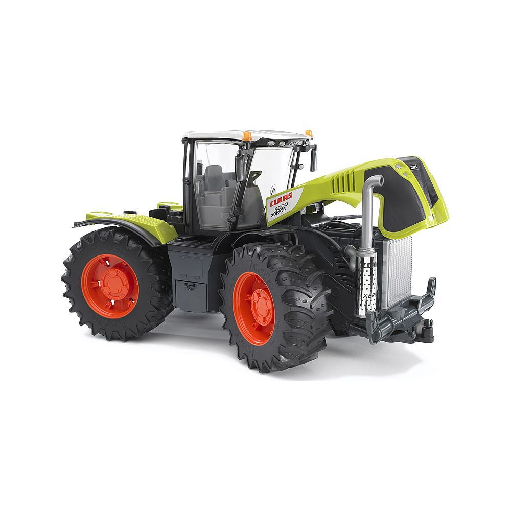 Zielno-czarny traktor Claas Xeron z pomarańczowymi felgami.