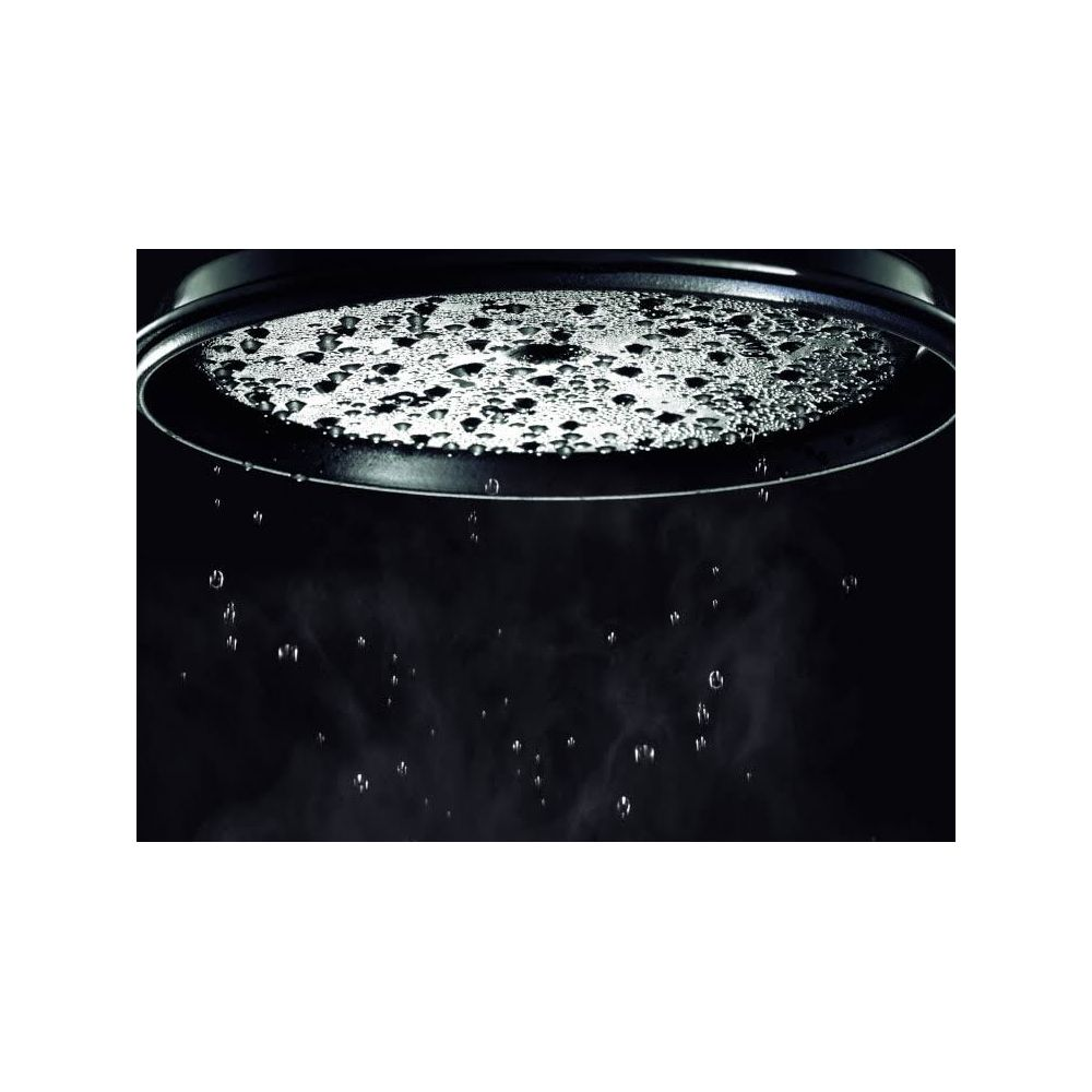 Pommeau de douche avec gouttes d'eau et vapeur sur fond noir.