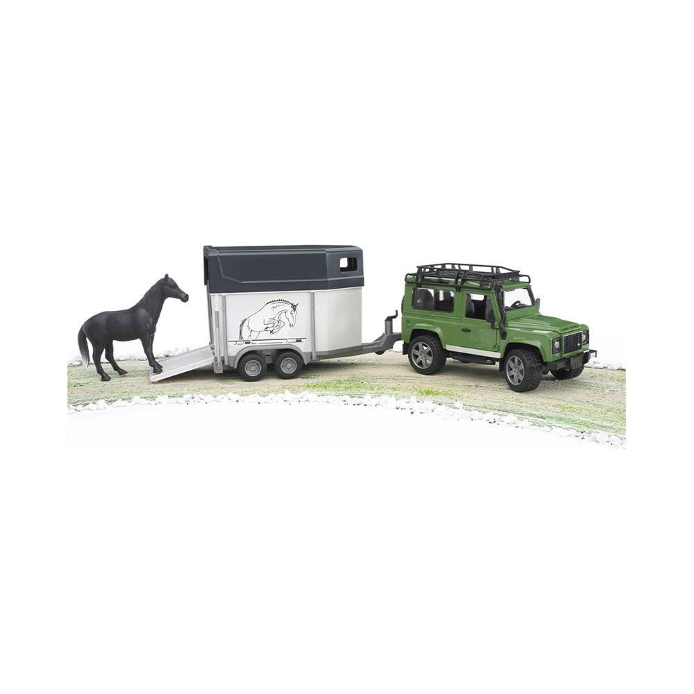 Czarny koń stoi obok przyczepy dla koni ciągniętej przez zielony SUV.