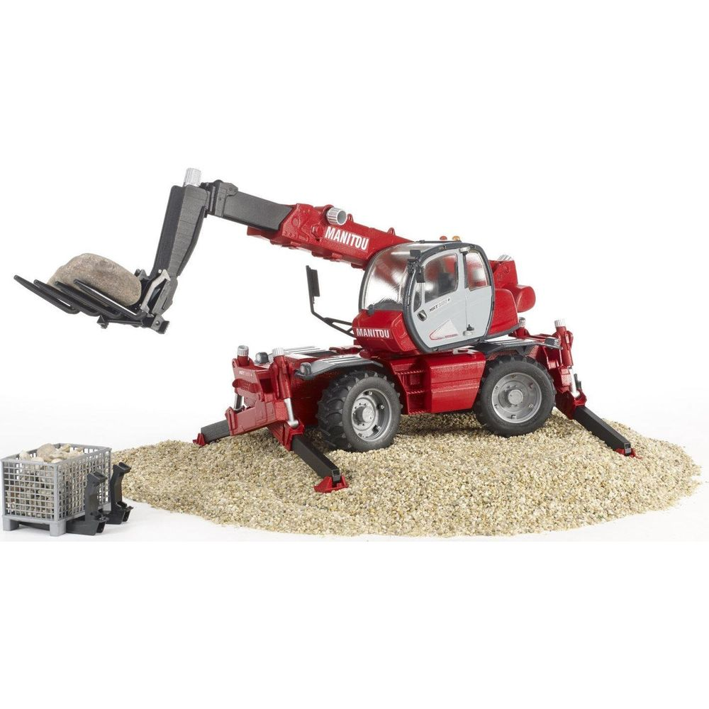 Czerwony ładowacz teleskopowy Manitou podnosi kamień na widłach.