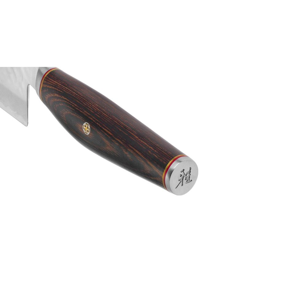 Ciemny drewniany uchwyt noża ze srebrnym emblematem i czerwonym pierścieniem.