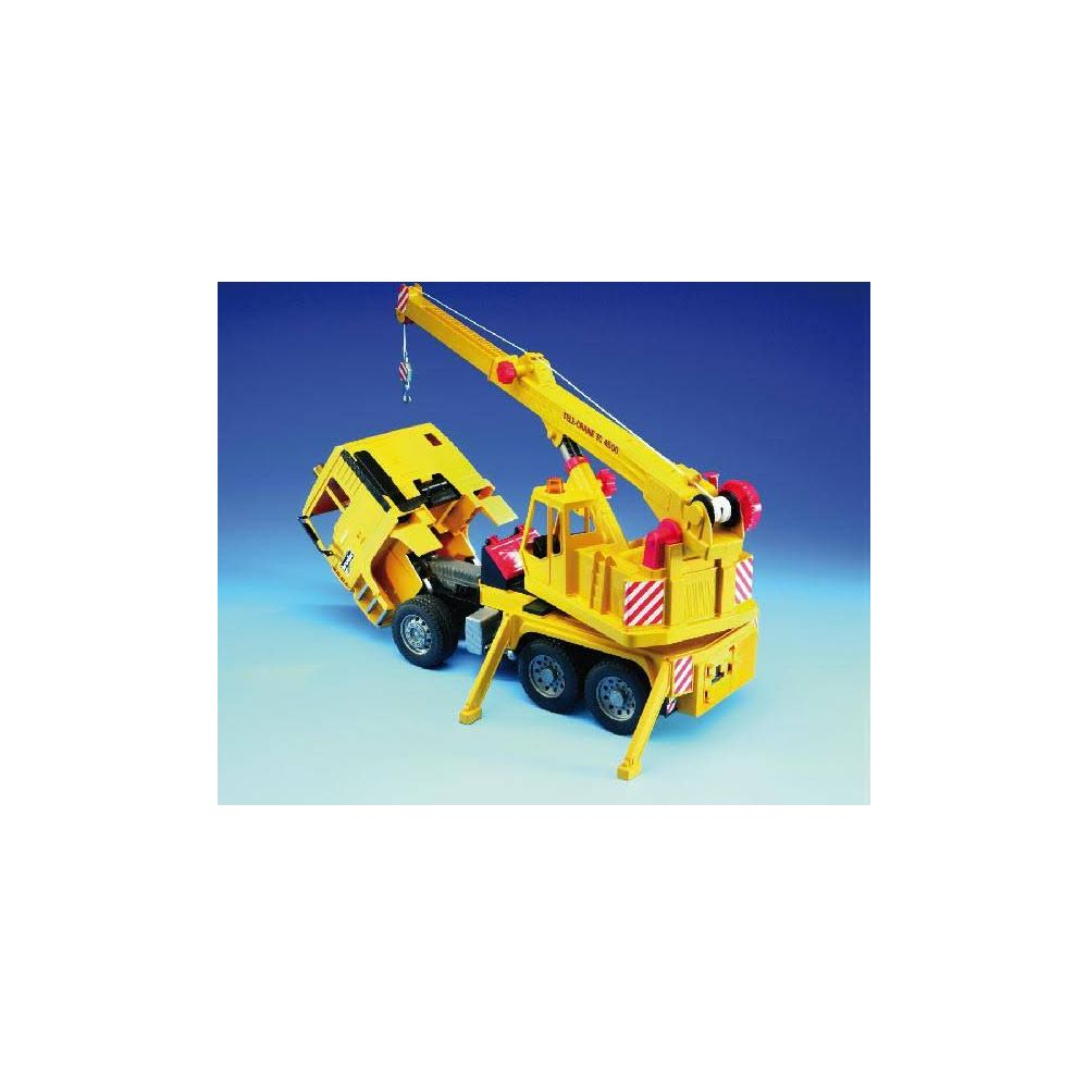 Żółty dźwig samochodowy podnosi żółtą przyczepę ciężarówki ramieniem.