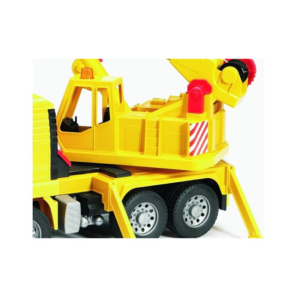 Żółta zabawka ciężarówka dźwigowa z dwiema osiami i czerwonymi oznaczeniami.