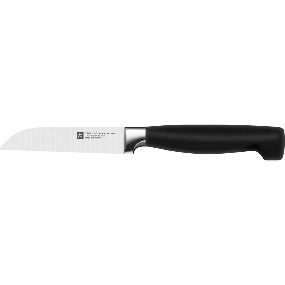 Un cuchillo de chef con mango negro y hoja brillante, sobre fondo blanco.