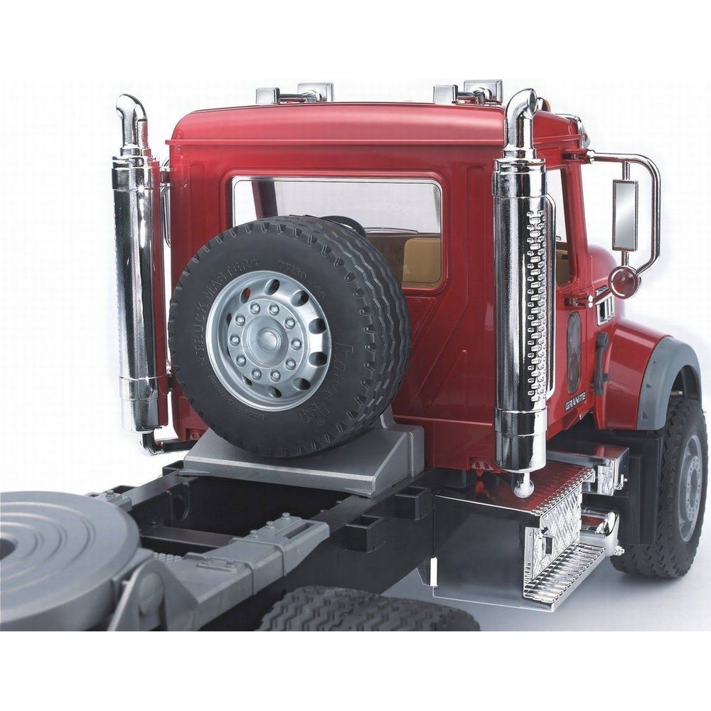 Czerwona ciężarówka-zabawka z kołem zapasowym i chromowanymi wydechami.