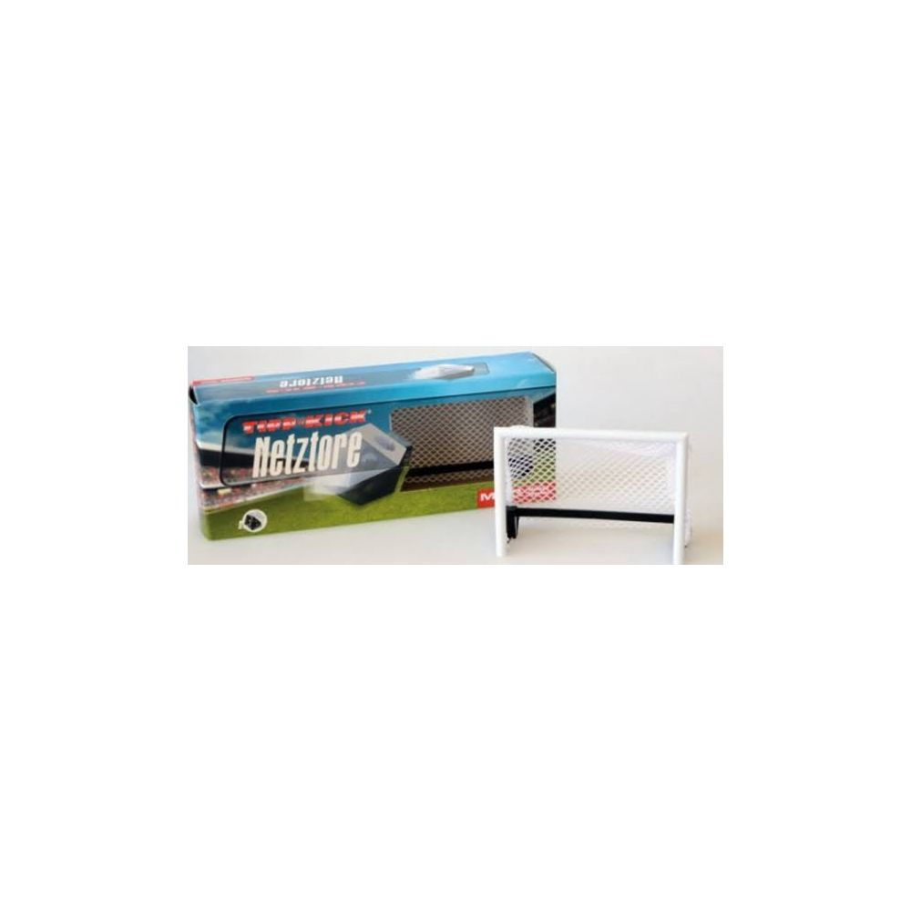 Ein weißes Fußballtor mit Netz steht neben einer blauen Verpackung mit der Aufschrift Netz Tore.