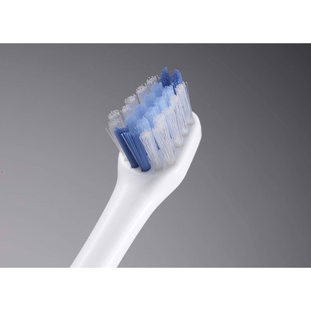 Nahaufnahme eines weißen Zahnbürstenkopfs mit blauen und weißen Borsten.